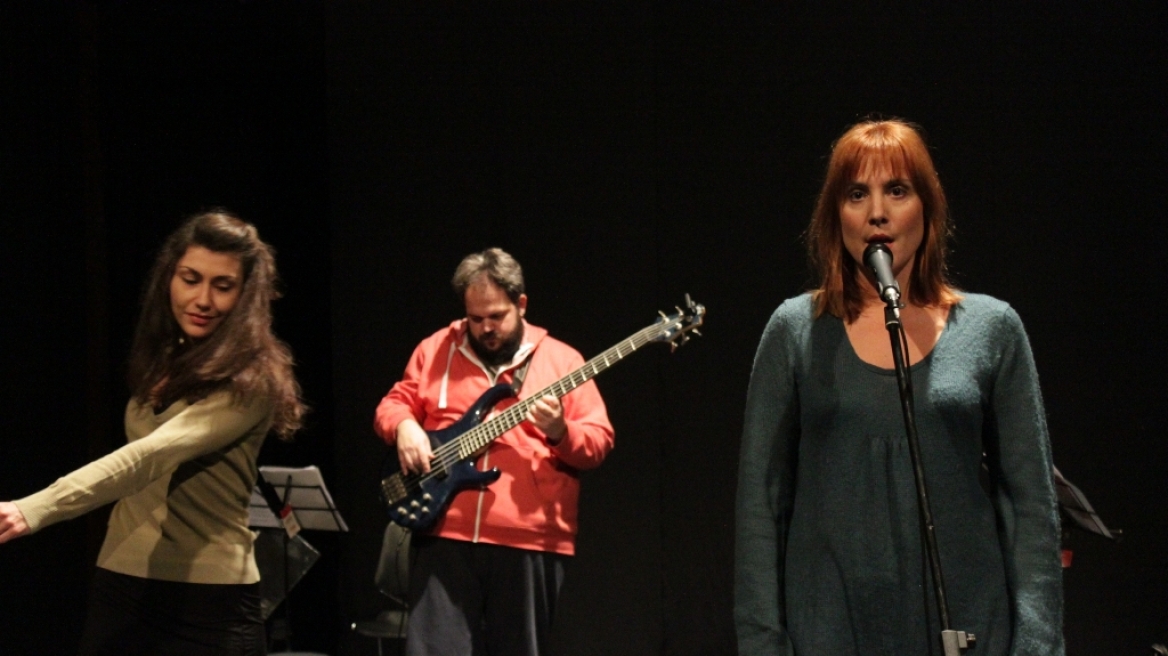 Η θεατρική ομάδα «Σαλτιμπάγκοι» στο θέατρο Κουν με το «Woman» 